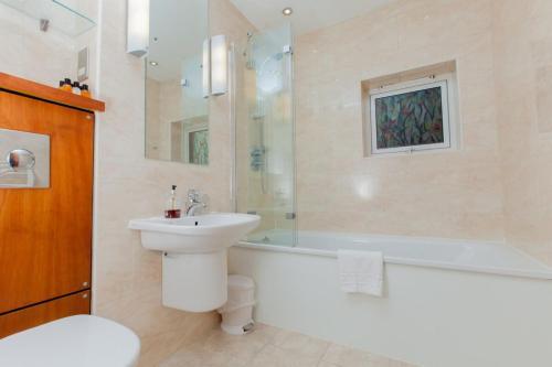 Stylish Royal Mile Apartment With Parking!