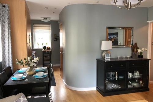 Stylish Royal Mile Apartment With Parking!