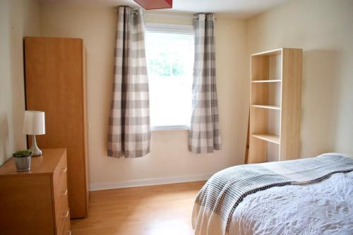 Spacious 3 Bed Apartment In Central Location