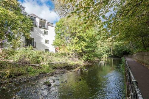 Bright Edinburgh Apartment Free Parking- Sleeps 4