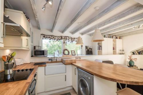 Bright Edinburgh Apartment Free Parking- Sleeps 4
