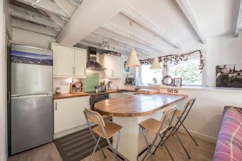 Bright Edinburgh Apartment Free Parking- Sleeps 4