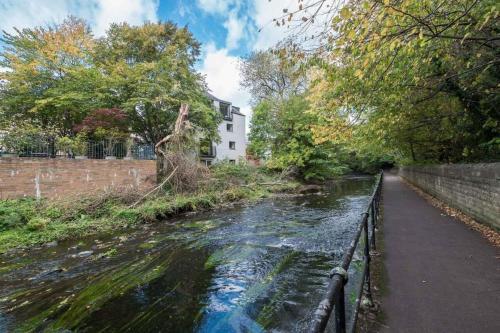 Bright Edinburgh Apartment Free Parking- Sleeps 4