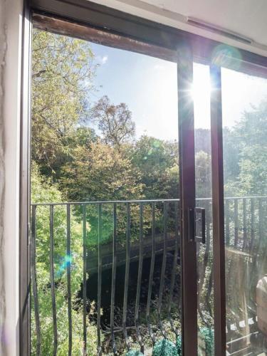 Bright Edinburgh Apartment Free Parking- Sleeps 4