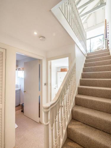 Bright Edinburgh Apartment Free Parking- Sleeps 4