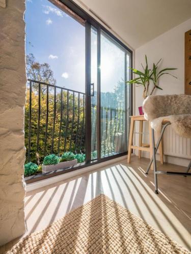 Bright Edinburgh Apartment Free Parking- Sleeps 4