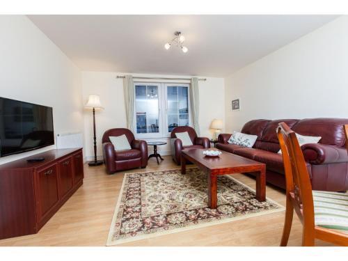 Spacious, Central Apartment. Free Parking