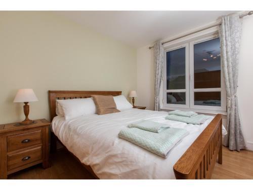 Spacious, Central Apartment. Free Parking