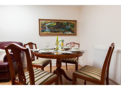 Spacious, Central Apartment. Free Parking
