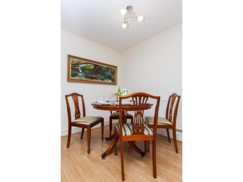 Spacious, Central Apartment. Free Parking