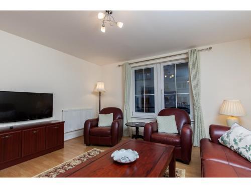 Spacious, Central Apartment. Free Parking