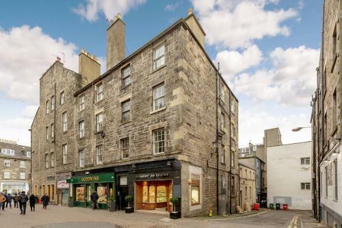 Silver Lining - Bonnie Rose Street Apartment