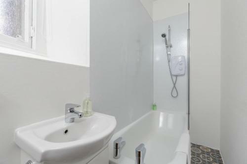Silver Lining - Bonnie Rose Street Apartment