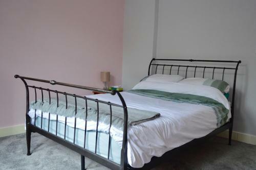 Comfortable 2 Bed Apartment In Blackford