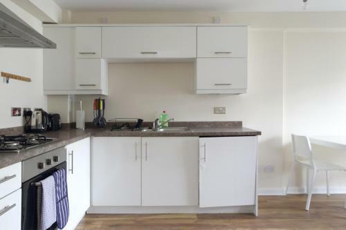 Hawkhill 9 - Contemporary Edinburgh Apartment And Secure Parking