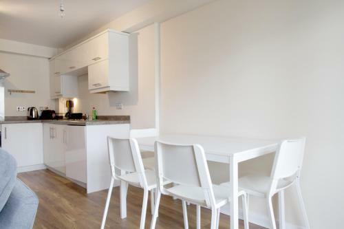 Hawkhill 9 - Contemporary Edinburgh Apartment And Secure Parking