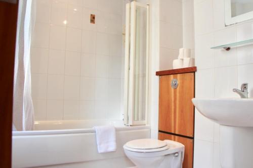 3 Bedroom Apartment In Vibrant Area