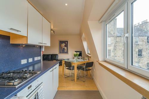 2 Bedroom Central Apartment With Stunning Castle View