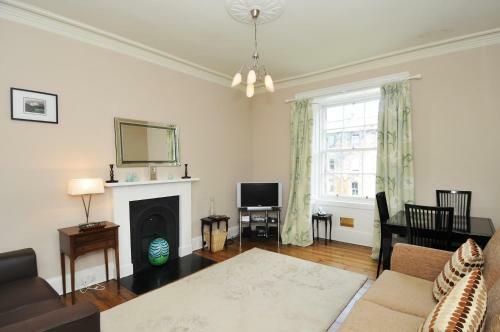 331 Attractive 2 Bedroom Apartment In Edinburgh's New Town