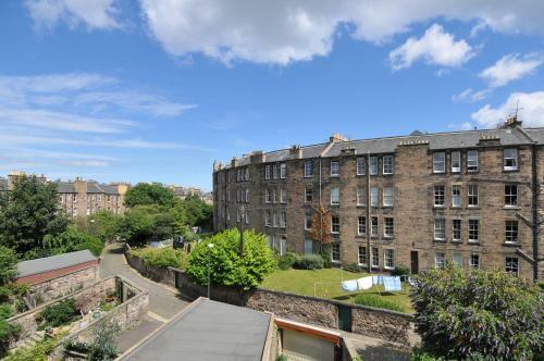 331 Attractive 2 Bedroom Apartment In Edinburgh's New Town