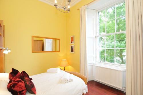 217 Charming First Floor Period City Center Apartment