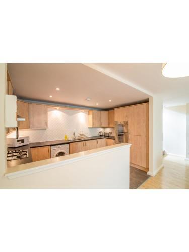 Immaculate 2 Bed House, Sleeps 6, Free Parking