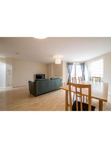 Immaculate 2 Bed House, Sleeps 6, Free Parking