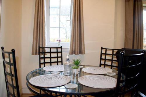 Bright Apartment Close To City Centre!