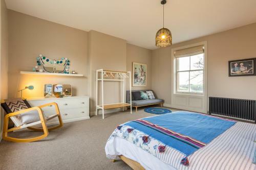 Emley Chateau Sleeps 17 With Wifi
