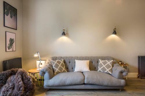 Emley Chateau Sleeps 17 With Wifi