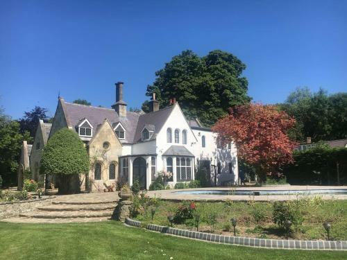 Charming 6-bed Villa In Staines