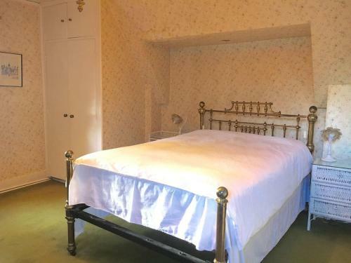 Charming 6-bed Villa In Staines