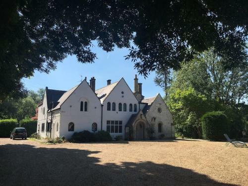 Charming 6-bed Villa In Staines