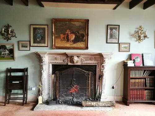 Charming 6-bed Villa In Staines