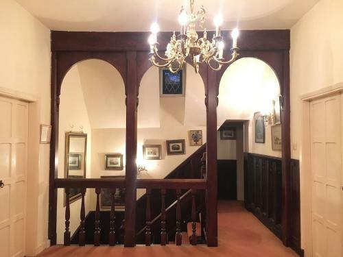 Charming 6-bed Villa In Staines