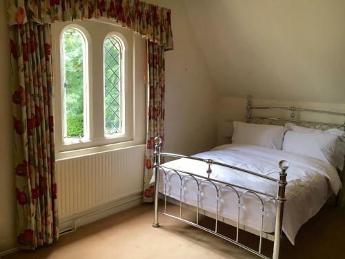Charming 6-bed Villa In Staines