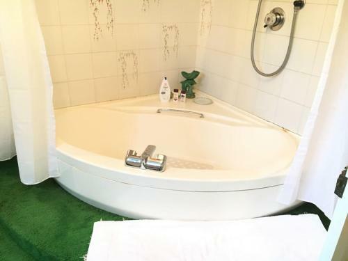 Charming 6-bed Villa In Staines