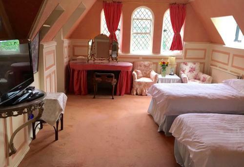 Charming 6-bed Villa In Staines