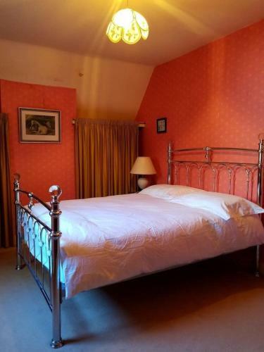 Charming 6-bed Villa In Staines