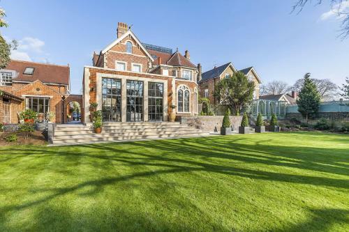Eltham Chateau Sleeps 24