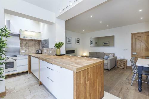 Eltham Chateau Sleeps 24