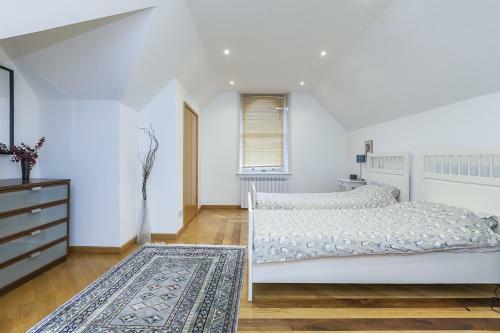 Eltham Chateau Sleeps 24