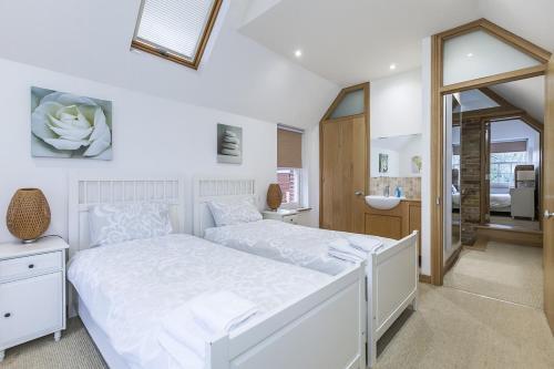 Eltham Chateau Sleeps 24