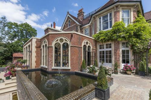 Eltham Chateau Sleeps 24