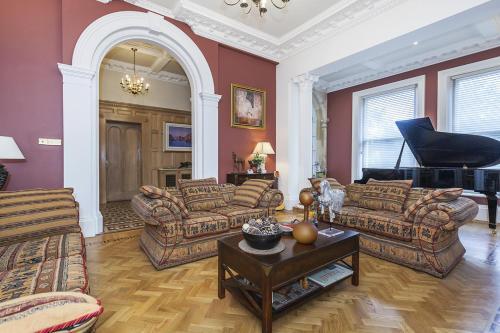 Eltham Chateau Sleeps 24