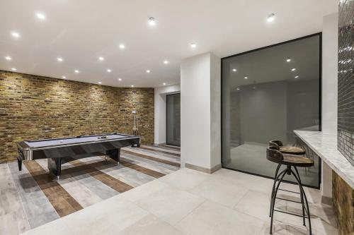 Eltham Chateau Sleeps 24