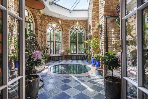 Eltham Chateau Sleeps 24