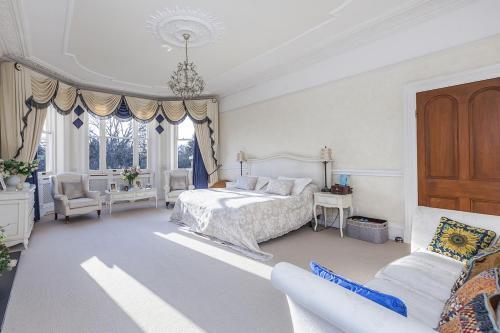 Eltham Chateau Sleeps 24