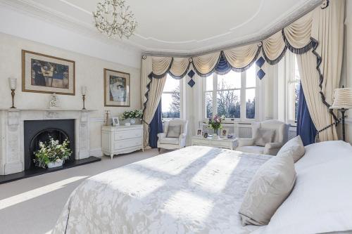 Eltham Chateau Sleeps 24