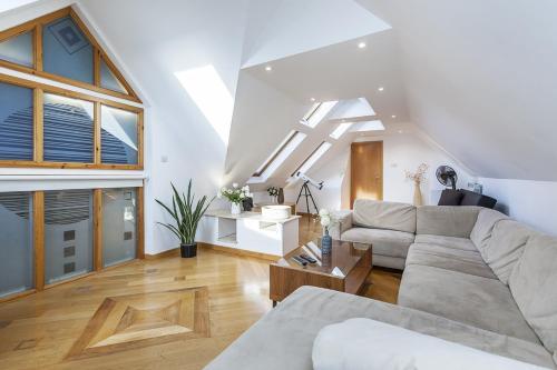 Eltham Chateau Sleeps 24